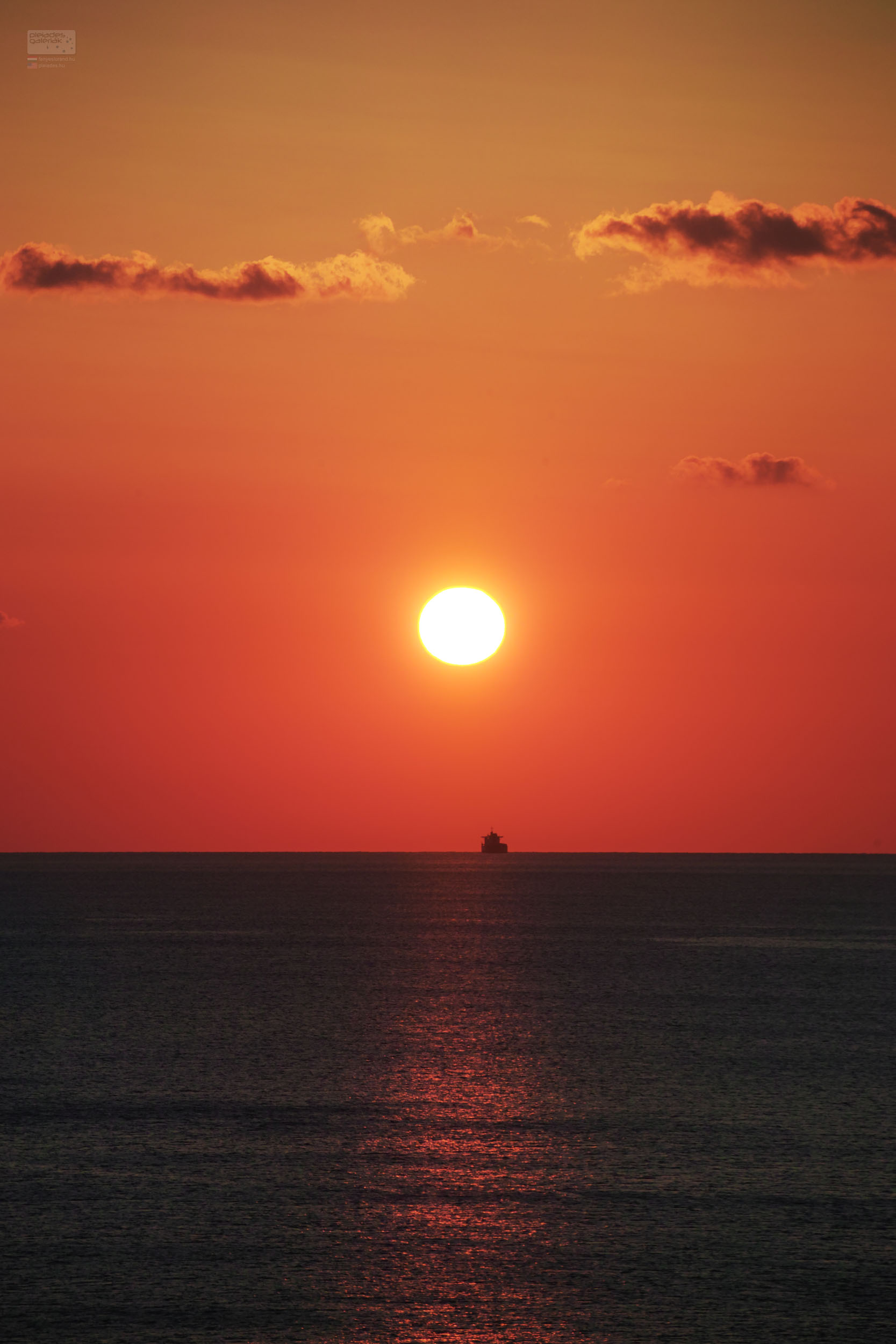 Lenyűgöző naplemente a Horgony-öbölből